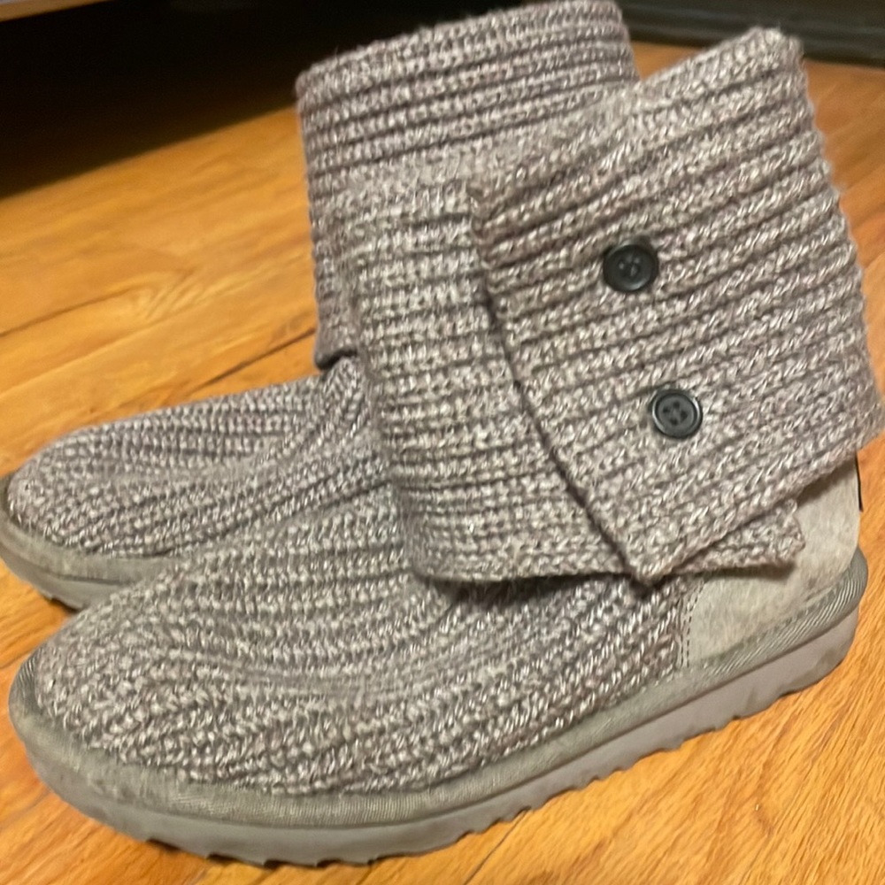 Grey button classic cardy uggs